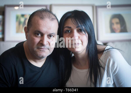 Mohamed Moustafa, Nessrin Abu-Elenein 51 et 42, les parents de Mariam Moustafa à leur domicile, à Nottingham. Six adolescents ont reconnu leur part à une attaque sur la rue étudiant en génie égyptien qui laissée dans le coma le 20 février de l'année dernière, il peut maintenant être signalés. Le jeune homme de 18 ans a subi un accident vasculaire cérébral 10 heures après l'incident à Nottingham et mourut presque un mois plus tard. Banque D'Images