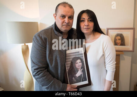 Mohamed Moustafa, Nessrin Abu-Elenein 51 et 42, les parents de Mariam Moustafa à leur domicile, à Nottingham. Six adolescents ont reconnu leur part à une attaque sur la rue étudiant en génie égyptien qui laissée dans le coma le 20 février de l'année dernière, il peut maintenant être signalés. Le jeune homme de 18 ans a subi un accident vasculaire cérébral 10 heures après l'incident à Nottingham et mourut presque un mois plus tard. Banque D'Images