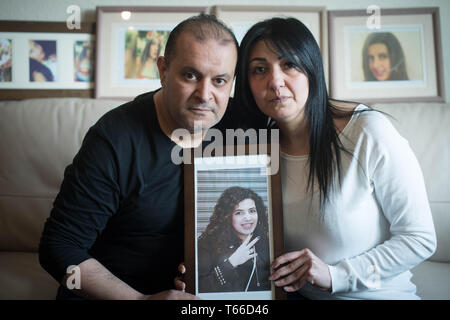 Mohamed Moustafa, Nessrin Abu-Elenein 51 et 42, les parents de Mariam Moustafa à leur domicile, à Nottingham. Six adolescents ont reconnu leur part à une attaque sur la rue étudiant en génie égyptien qui laissée dans le coma le 20 février de l'année dernière, il peut maintenant être signalés. Le jeune homme de 18 ans a subi un accident vasculaire cérébral 10 heures après l'incident à Nottingham et mourut presque un mois plus tard. Banque D'Images