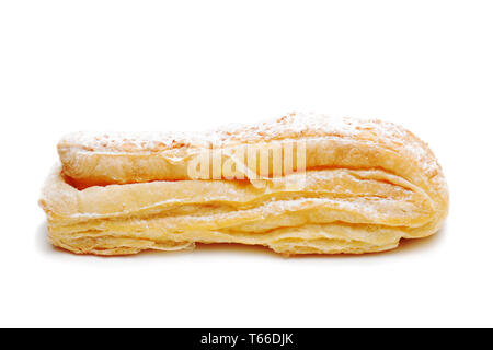 Rouleau de pâte feuilletée fraîche isolé sur blanc le backg Banque D'Images