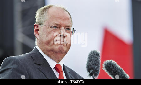 Peer Steinbrück (SPD), candidat chancelier SPD, tient un discours lors de la SPD 150 ans à Berlin. Banque D'Images