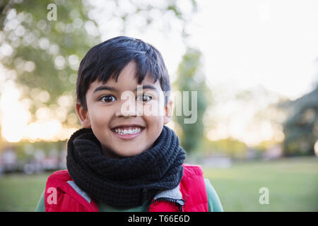 Portrait enthousiaste, cute boy in park Banque D'Images