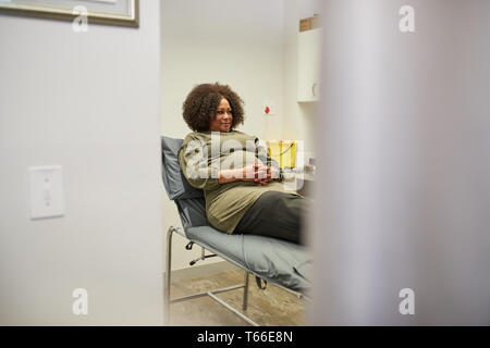 Dans l'attente patiente de la salle d'examen clinique Banque D'Images