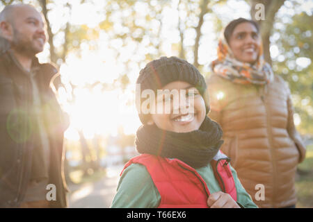 Portrait happy boy avec les parents à sunny autumn park Banque D'Images