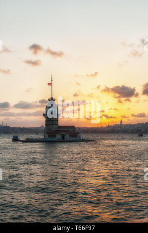 La tour de la jeune fille à Üsküdar sur la rive asiatique du Bosphore, Istanbul, Turquie Banque D'Images