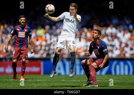 Valence, Espagne - AVRIL 28 : Kevin Gameiro (C) de Valence CF chefs la balle à côté de cote de SD Eibar durant la La Liga match entre Valence CF et SD Eibar au stade Mestalla le 28 avril 2019 à Valence, en Espagne. (Photo de David Aliaga/MO Media) Banque D'Images