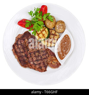 Les steaks grillés, pommes de terre au four et légumes sur w Banque D'Images