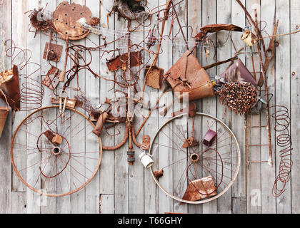 La nature morte de rusty articles en métal sur bois backgrou Banque D'Images