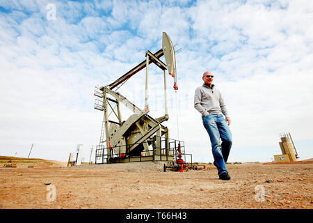 Bill Maloney, Vice-président exécutif de Statoil (Equinor maintenant) à côté d'un puits de pompage au nouveau puits de pétrole acquis dans le domaine de l'huile de schiste de Bakken. Statoil a acheté les puits et les perspectives de la Brigham Oil Company. Maloney est maintenant sur le conseil d'administration de l'énergie et l'énergie ATX Trident. Banque D'Images