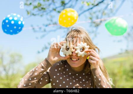 Woman making fun - verres de gâteaux faits maison - jardin d'été partie Banque D'Images