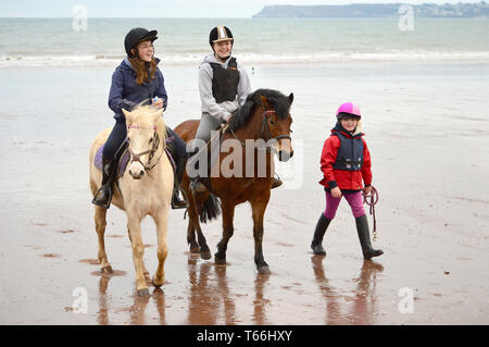 Pony riders sur une station beach Banque D'Images