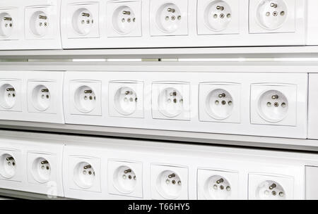 Branchez le connecteur électrique sur le mur Banque D'Images