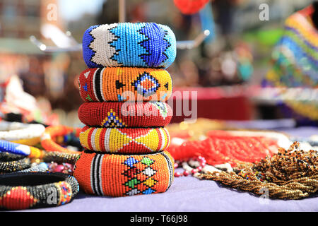 Bijoux colorés en vente sur un étal africain sur Brick Lane Market, dans l'Est de Londres, dans la région de Tower Hamlets, UK Banque D'Images