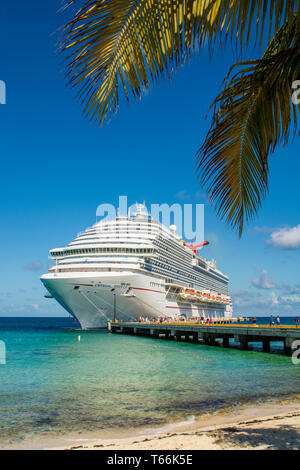 Bateau de croisière à Grand Turk Cruise Port, l'île de Grand Turk, Îles Turks et Caicos, Caraïbes. Banque D'Images