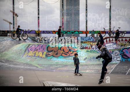 Les patineurs et les cyclistes BMX sur la Place de la Chapelle Skate Park à Bruxelles. Banque D'Images