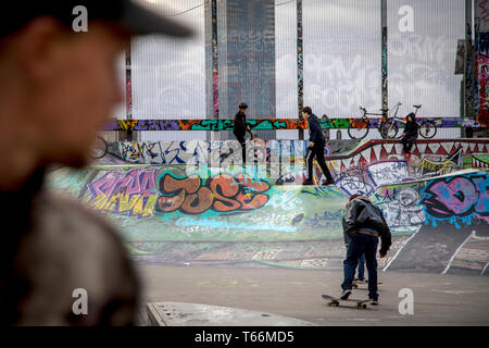 Les patineurs et les cyclistes BMX sur la Place de la Chapelle Skate Park à Bruxelles. Banque D'Images