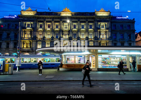 Les personnes qui attendent le tramway et le bus à Paradeplatz s'arrêtent devant le siège du Credit Suisse. Zurich est de loin la plus grande ville de Suisse, avec une population de près de 1,83 millions dans la zone métropolitaine. C'est aussi le centre de la finacial en Suisse. Banque D'Images