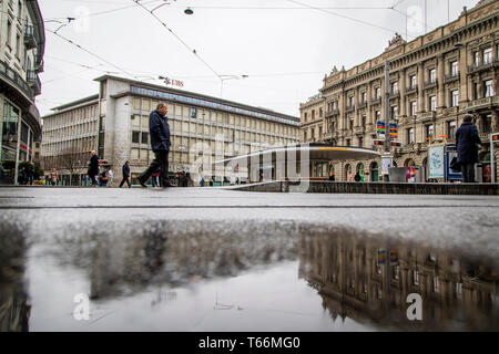 Le siège de l'UBS et le siège du Credit Suisse sur Paradeplatz. Zurich est de loin la plus grande ville de Suisse, avec une population de près de 1,83 millions dans la zone métropolitaine. C'est aussi le centre de la finacial en Suisse. Banque D'Images