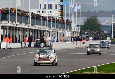 La course pour le Trophée Richmond Betty pour mini berlines et les variantes à la 77e réunion des membres GRRC Goodwood, Sussex, UK. Banque D'Images