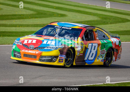 2014 Toyota Camry NASCAR pilote de démonstration avec Tom Kristensen/Jochan Messe à la 77e réunion des membres GRRC Goodwood, Sussex, UK Banque D'Images