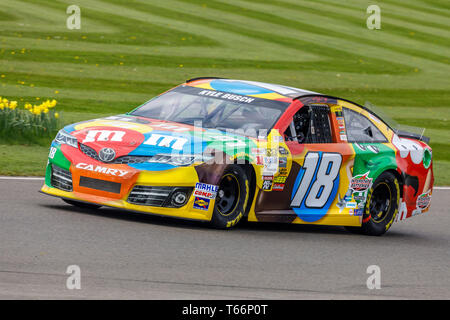 2014 Toyota Camry NASCAR pilote de démonstration avec Tom Kristensen/Jochan Messe à la 77e réunion des membres GRRC Goodwood, Sussex, UK Banque D'Images