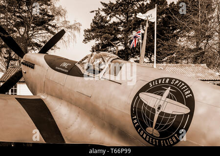 1943 Mk.IX Supermarine Spitfire d'argent,CBAF IX 970, la promotion de "Best of British" à travers le monde. 77e réunion des membres GRRC Goodwood, Sussex, UK Banque D'Images