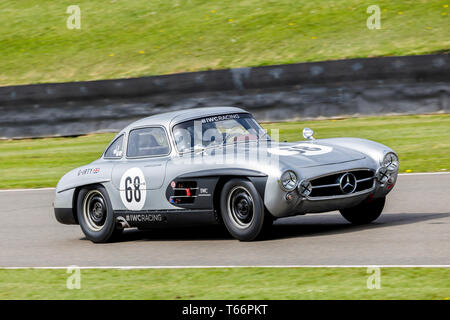 1955 Mercedes-Benz 300 SL "Gullwing" avec David Coulthard pilote pendant la course pour le Trophée du regard de Tony à la 77e réunion des membres de Goodwood, Sussex, UK. Banque D'Images