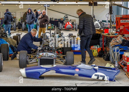 1970 Chevron-Ford B17 est desservi dans le paddock pour la Derek Bell Cup Race à la 77e réunion des membres de Goodwood, Sussex, UK. Banque D'Images