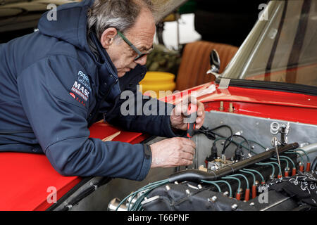 Mécanicien à travailler sur les 1955 Maserati A6GCS dans le paddock avant la course pour le trophée Peter Collins. 77e réunion des membres GRRC Goodwood, Sussex, UK Banque D'Images