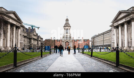 Dublin, Irlande - 11 Février 2019 : Les gens qui marchent dans la cour de Trinity College dans le centre-ville par une journée d'hiver Banque D'Images