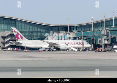 Qatar, Doha, 2018-05-01 : Avions Qatar Airlines dans le stationnement de l'Aéroport International Hamad. Visite pré-vol, manutention au sol. Banque D'Images