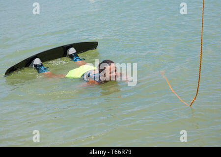 Étude de femme sur un wakeboard lac bleu Banque D'Images