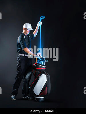 Golfeur mâle dépose un sac de golf club Banque D'Images