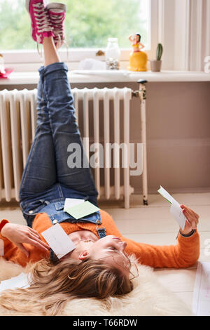 Young female college student étudiant avec des cartes flash sur marbre Banque D'Images