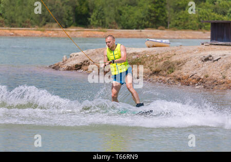 Étude de l'homme sur un wakeboard Blue Lake Sports d Banque D'Images
