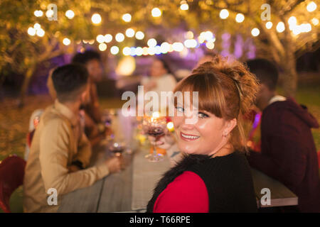 Portrait femme heureuse de dîner garden party Banque D'Images