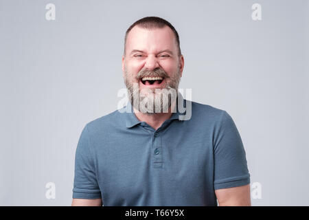 Caucasian man laughing sur drôle. Banque D'Images