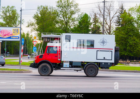 Veliki Novgorod, Russie - le 27 mai 2017. Autohome camper van en direction de destination de vacances sur une rue de ville de Veliky Novgorod, Russie Banque D'Images