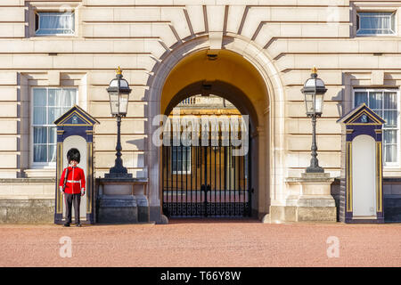 Londres, UK - 3 octobre 2018 - UN Grenadier Garde et deux boîtes de sentinelle à l'extérieur de Buckingham Palace Banque D'Images