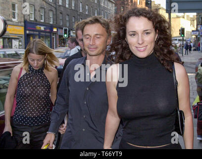 Première mondiale de Il n'y a qu'un Jimmy Grimble au cinéma caméo , Édimbourg, ce soir ( MERCREDI 16/8/00). Star du film Robert Carlyle arrive avec son épouse Anastasia. Banque D'Images