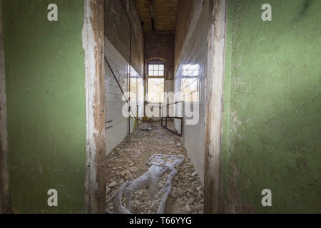 Entrée d'une salle de bain avec ruineuse de murs carrelés blancs Banque D'Images