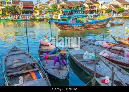Vietnamiens locaux fisher femme nettoyer son bateau de pêche au port sur la rivière Thu Bon Fils de Hoi An à Quang Nam, Vietnam, Asie Provence Banque D'Images