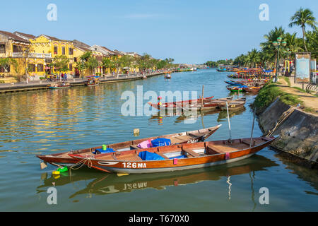 Les bateaux de pêche traditionnels vietnamiens sur fils rivière Thu Bon, Hoi An, Quang Nam, Vietnam, Asie Provence Banque D'Images