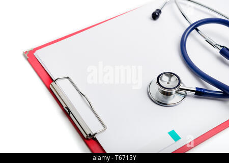 Presse-papiers rouge avec stéthoscope bleu sur fond blanc. Concept de diagnostic de la santé Banque D'Images
