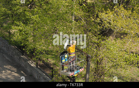 Krementchoug, région de Poltava, Ukraine, le 25 avril 2019, l'amélioration de la ville remplacement des lampes d'éclairage de rue Banque D'Images