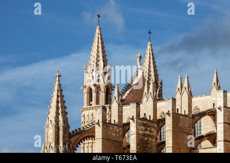 Piliers et tours sur un fond de ciel bleu de Palma Cathédrale de Majorque Espagne Banque D'Images