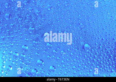 Arrière-plan des pluies humides bleu, gouttes d'eau sur du verre transparent Banque D'Images