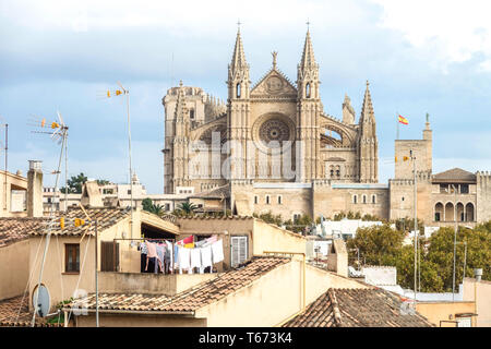 Vue d'ensemble du séchage du linge sur la terrasse du toit et de la cathédrale de Palma de Majorque Espagne linge suspendu Banque D'Images