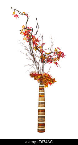 Composition à partir de l'automne les feuilles artificielles en vase isolé. Banque D'Images