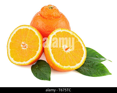 Fruit d'orange avec des feuilles vertes isolé sur w Banque D'Images